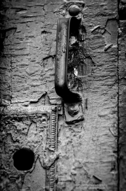 "Door Handle" [Click the image to enlarge/reduce its size.] Nikon D300, ISO 320, f/2.4 at 1/750 sec., 200 mm